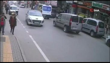 Bursa'da yolun karşısına geçmeye çalışan 9 yaşındaki Rıdvan'a otomobil çarptı