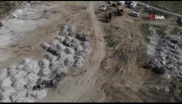 Hatay'da döküm sahasına bir kamyon giriyor, bir diğeri çıkıyor