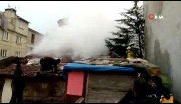 Bursa'da yangında çöken çatıdan düşen 3 itfaiye eri dehşeti yaşadı