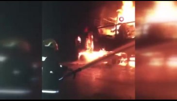 Mersin'de depremzedelerin eşyalarını taşıyan tır alev alev yandı