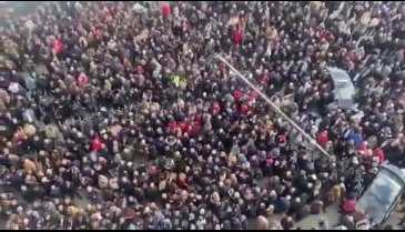 Saadet Partisi Genel Merkezi önünde büyük bir kalabalık bekliyor