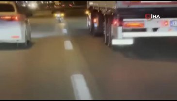 Bursa'da trafikte tehlikeli yolculuk: Motosikletin üzerine yattı