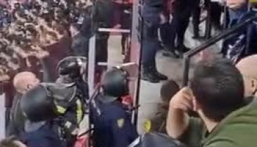 Sevilla polisi Fenerbahçe taraftarlarına saldırdı