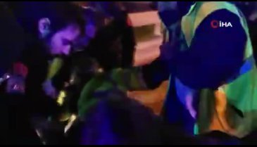 Bursa'da lüks otomobil, yolda temizlik yapan belediye aracına çarptı