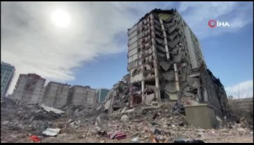 Diyar Galeria İş Merkezi'nin enkazından demir yığınları çıkartılıyor