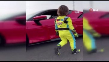 Bebek koltuğunda Ferrari sürdü