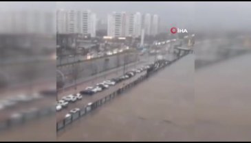 Diyarbakır'da yıldırımın anayola düştüğü anlar kameralara yansıdı