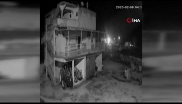 Hatay'da depremde traktörler, evin yıkılmasını önledi