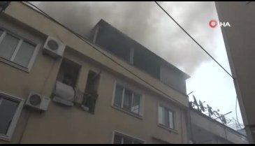Bursa'da binanın çatısında çıkan yangın mahalleliyi sokağa döktü