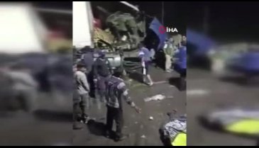 Meksika'da freni patlayan tır 6 aracı ezdi