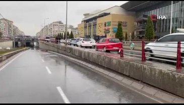 Kayseri'de otomobil köprüde asılı kaldı