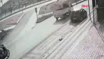 Bursa'da otomobil karşı yola geçmeye çalışan yayaya çarptı