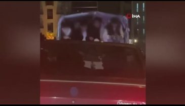 Bursa'da kamyonetin kasasında tehlikeli yolculuk