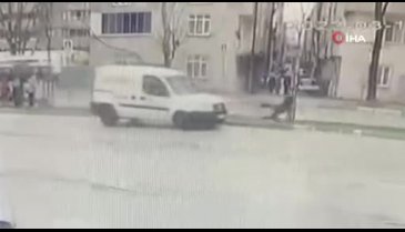 Bursa'da karşı yola geçmeye çalışan çocuğa araba çarptı