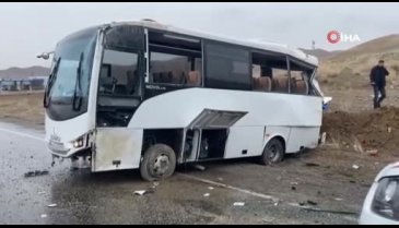 Van'da sporcuları taşıyan midibüs devrildi