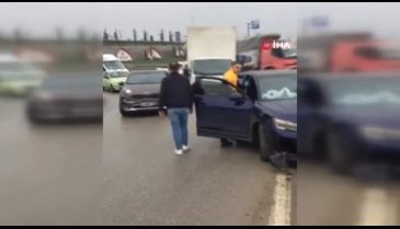 Bursa'da kontrolden çıkan otomobil bariyerlere çarptı