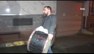 Beyoğlu'nun fenomen Ramazan davulcusu depremzedeler için mani söyledi