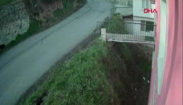 İstanbul'da otomobil apartman boşluğuna düştü