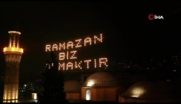 Bursa Ulu Camii'ye asılan Ramazan mahyası geceyi aydınlattı