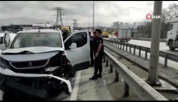 İstanbul'da ışıkta duran otomobile başka bir otomobil çarptı