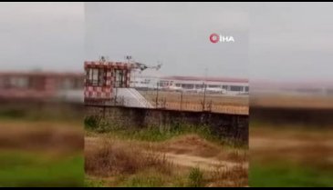 Hindistan'da helikopter iniş yaparken düştü