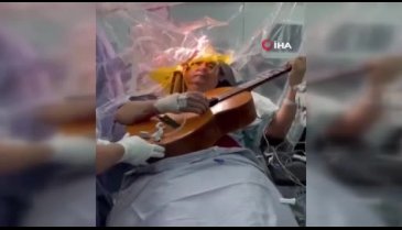Meksika'da bir kişi beyin ameliyatı olurken gitar çaldı