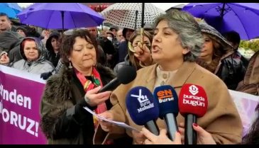 Cemile Boncuk 'Kara Fatma' heykeli önünde CHP milletvekili aday adaylığını açıkladı