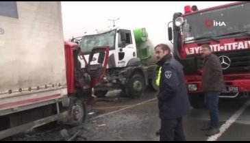 İstanbul'da beton mikseri ile kamyonet kafa kafaya çarpıştı