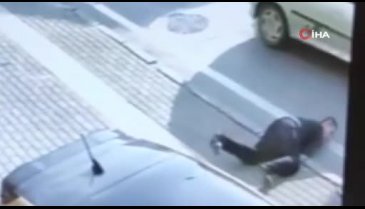 Bursa'da otomobil çarpan genç metrelerce savruldu
