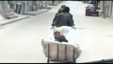 Bursa'da çekçek arabasıyla çocuklarını taşıdı