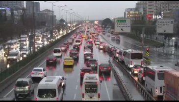 İstanbul Anadolu Yakası'nda yağmur sonrası trafik yoğunluğu yaşandı