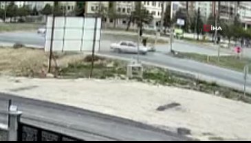 Babanın öldüğü, oğlunun ise ağır yaralandığı kaza kameralara böyle yansıdı