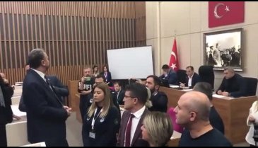 Tanju Özcan, Hacer Çınar'ı meclisten çıkardı