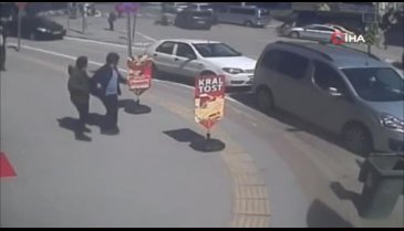 Bursa'da motosiklet ile panelvan araç çarpıştı