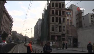 İstanbul Karaköy'de 5 katlı binada çökme!