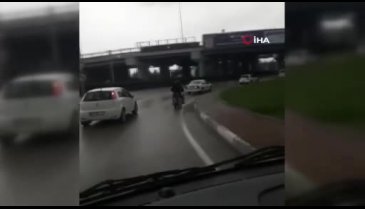 Bursa'da motosiklet ile merdiven taşıdı