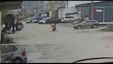 Bursa'da otomobil ile çarpışan motosikletli kurye havaya fırladı