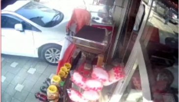 Bursa'da sürücüler kavga etti, araç markete girdi!