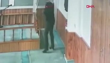 İstanbul'da camiden hırsızlık yapan adam güvenlik kamerasında