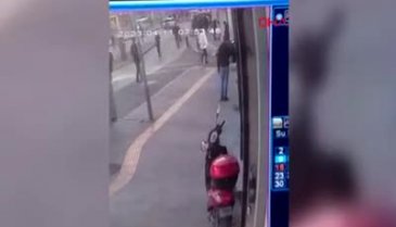 İzmir'de CHP seçim bürosuna saldırı!