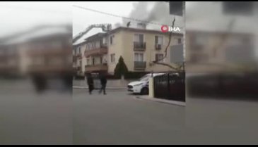 Sakarya'da yangında yaşamını yitiren  itfaiye erinin düştüğü anlar kamerada