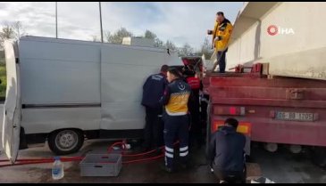 Samsun'da depremzede ailenin aracı tırla çarpıştı!