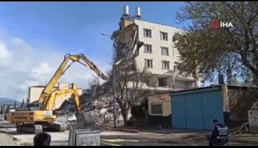 Depremde hasar gören binaların yıkımı devam ediyor