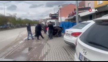 Bursa'da hafif ticarı araç elektrikli bisiklet kullanan kadına çarptı