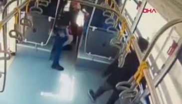 İstanbul'da metrobüste bıçaklı kavga! O anlar kamerada