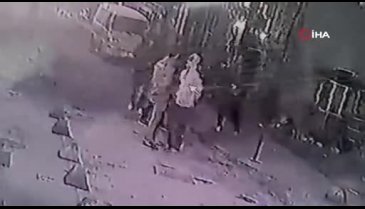 İstanbul'da bıçaklı "çakmak isteme" kavgası kamerada: Darbedip bıçakladılar