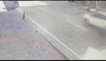 Bursa'da üniversite öğrencisi alt geçidi kullanmadı, otomobil böyle çarptı!