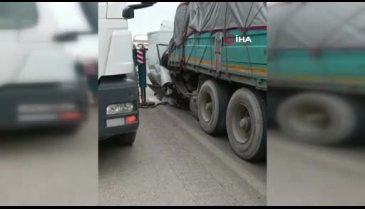 Bursa'da kamyonet tıra çarptı: 2 kişi hayatını kaybetti