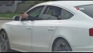 Bursa'da camdan ayağını çıkaran sürücü "bu kadarına da pes" dedirtti
