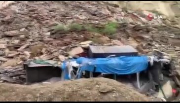 Pakistan'da 20'den fazla tır toprak altında kaldı: 2 ölü